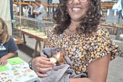 Frisia-Jongdierendag-2025-Cavia-keuring-winnaar-met-de-eigenaar-Djuna