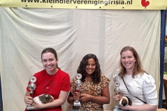 Frisia-Jongdierendag-2025-Cavia-knuffel-keuring-winnaars-Isolde-2e-met-Gaia-Djuna-1e-met-George-en-Annet-3e-met-Timo